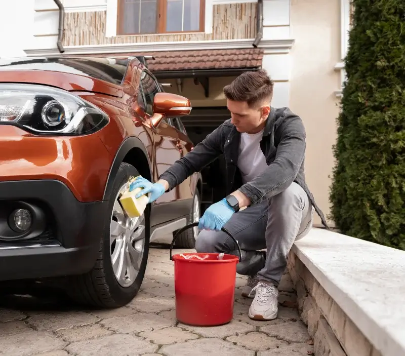 Lavage auto à domicile Le Fouilloux : professionnel intervenant sur un véhicule
